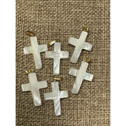 Croix en nacre pour collier ou bracelet, 1.80 x 2.5 cm